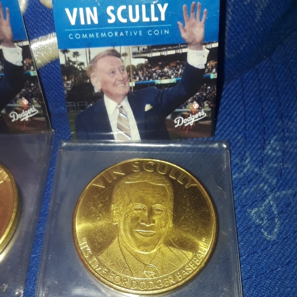 Dodgers Vin Scully 2 commemorative coins - Picture 5 of 10